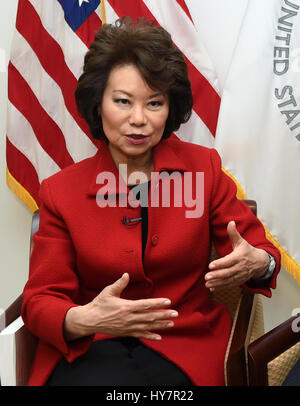 Washington, USA. Mar 28, 2017. Secrétaire américain aux transports Elaine Chao parle pendant une entrevue par l'agence de presse Xinhua à Washington, DC, la capitale des États-Unis, le 28 mars 2017. L'ambitieux plan de réparation et de reconstruction de l'infrastructure de l'Atout est susceptible d'être lancé dans le troisième trimestre de cette année, avec une participation éventuelle de sociétés étrangères, Chao a dit. Credit : Bao Dandan/Xinhua/Alamy Live News Banque D'Images