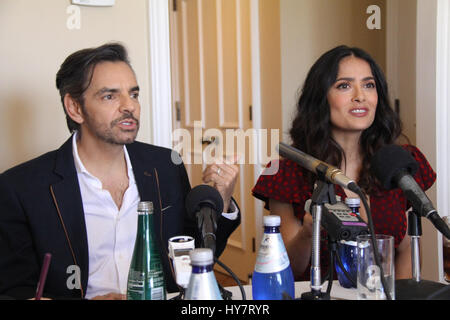 Los Angeles, Californie, USA. 1er avril 2017. Eugenio Derbez, Salma Hayek 04/01/2017 'comment être un Latin lover' une séance tenue au Four Seasons Los Angeles at Beverly Hills à Los Angeles, CA Photo : Cronos/Hollywood News/Alamy Live News Banque D'Images