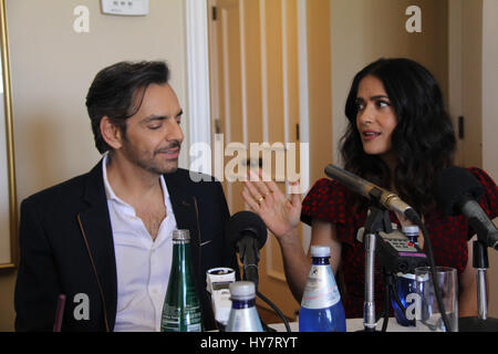 Los Angeles, Californie, USA. 1er avril 2017. Eugenio Derbez, Salma Hayek 04/01/2017 'comment être un Latin lover' une séance tenue au Four Seasons Los Angeles at Beverly Hills à Los Angeles, CA Photo : Cronos/Hollywood News/Alamy Live News Banque D'Images