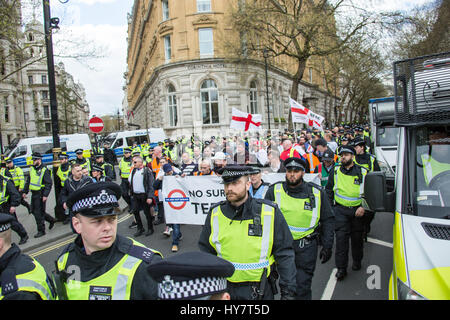 1 avril, 2017. London,UK. Environ 50 membres de la Ligue de défense anglaise mars dans le centre de Londres. Ils ont rencontré une forte résistance de l'anti-facists et une grande présence policière. David Rowe/ Alamy Live News. Banque D'Images