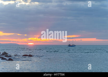 Church Ope Cove, Portland, Dorset, UK. Le 02 avril 2017. Beau lever de soleil sur la petite plage Cove sur la rive est de Portland. © Dan Tucker/Alamy Live News Banque D'Images