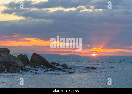 Church Ope Cove, Portland, Dorset, UK. Le 02 avril 2017. Beau lever de soleil sur la petite plage Cove sur la rive est de Portland. © Dan Tucker/Alamy Live News Banque D'Images