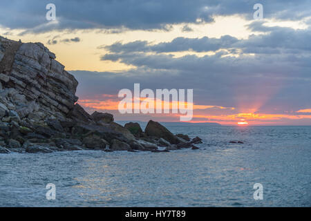 Church Ope Cove, Portland, Dorset, UK. Le 02 avril 2017. Beau lever de soleil sur la petite plage Cove sur la rive est de Portland. © Dan Tucker/Alamy Live News Banque D'Images