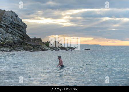 Church Ope Cove, Portland, Dorset, UK. Le 02 avril 2017. Beau lever de soleil sur la petite plage Cove sur la rive est de Portland. © Dan Tucker/Alamy Live News Banque D'Images