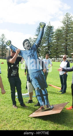 Adelaide en Australie. Le 02 avril 2017. Les membres du club de supporters de Tottenham à Adélaïde faire ressortir le carton découpé de leurs joueurs préférés et les éperons gardien Hugo Lloris après leur victoire contre l'équipe de Burnley dans la Premier League anglaise Crédit : amer ghazzal/Alamy Live News Banque D'Images