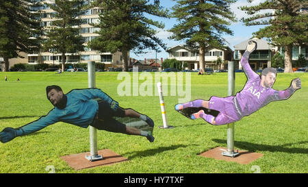 Adelaide en Australie. Le 02 avril 2017. Les membres du club de supporters de Tottenham à Adélaïde faire ressortir le carton découpé de leurs joueurs préférés et les éperons gardien Hugo Lloris après leur victoire contre l'équipe de Burnley dans la Premier League anglaise Crédit : amer ghazzal/Alamy Live News Banque D'Images