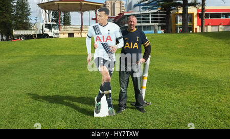 Adelaide en Australie. Le 02 avril 2017. Les membres du club de supporters de Tottenham à Adélaïde faire ressortir le carton découpé de leurs joueurs préférés et les joueurs suivant leur équipe Dele Alli's victoire contre Burnley dans la Premier League anglaise Crédit : amer ghazzal/Alamy Live News Banque D'Images