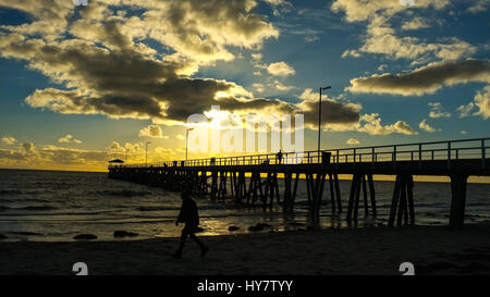 Adelaide en Australie. Le 02 avril 2017. Les gens à pied en face d'une silhouette d'une jetée pier pendant le coucher du soleil d'automne colorés à Adelaide Australie Crédit : amer ghazzal/Alamy Live News Banque D'Images