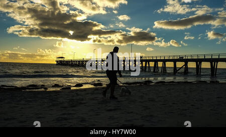 Adelaide en Australie. Le 02 avril 2017. Les gens à pied en face d'une silhouette d'une jetée pier pendant le coucher du soleil d'automne colorés à Adelaide Australie Crédit : amer ghazzal/Alamy Live News Banque D'Images