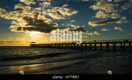 Adelaide en Australie. Le 02 avril 2017. Les gens à pied en face d'une silhouette d'une jetée pier pendant le coucher du soleil d'automne colorés à Adelaide Australie Crédit : amer ghazzal/Alamy Live News Banque D'Images