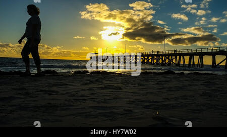 Adelaide en Australie. Le 02 avril 2017. Les gens à pied en face d'une silhouette d'une jetée pier pendant le coucher du soleil d'automne colorés à Adelaide Australie Crédit : amer ghazzal/Alamy Live News Banque D'Images