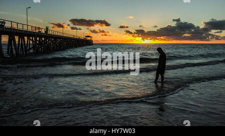 Adelaide en Australie. Le 02 avril 2017. Les gens à pied en face d'une silhouette d'une jetée pier pendant le coucher du soleil d'automne colorés à Adelaide Australie Crédit : amer ghazzal/Alamy Live News Banque D'Images