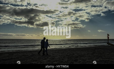 Adelaide en Australie. Le 02 avril 2017. Les gens à pied en face d'une silhouette d'une jetée pier pendant le coucher du soleil d'automne colorés à Adelaide Australie Crédit : amer ghazzal/Alamy Live News Banque D'Images