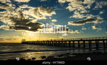 Adelaide en Australie. Le 02 avril 2017. Les gens à pied en face d'une silhouette d'une jetée pier pendant le coucher du soleil d'automne colorés à Adelaide Australie Crédit : amer ghazzal/Alamy Live News Banque D'Images