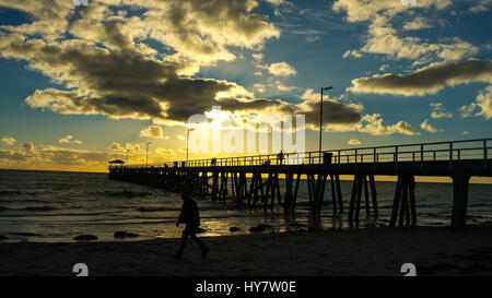 Adelaide en Australie. Le 02 avril 2017. Les gens à pied en face d'une silhouette d'une jetée pier pendant le coucher du soleil d'automne colorés à Adelaide Australie Crédit : amer ghazzal/Alamy Live News Banque D'Images