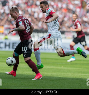 Stuttgart, Allemagne. 09Th avr, 2017. Stuttgart, Christian Gentner (R) Dresden's Marvin Stefaniak rivalisent pour le ballon pendant le match de football Bundesliga 2 allemande entre le VfB Stuttgart et Dynamo Dresde de la Mercedes-Benz Arena de Stuttgart, Allemagne, 02 avril 2017. (CONDITIONS D'EMBARGO - ATTENTION : En raison de la lignes directrices d'accréditation, le LDF n'autorise la publication et l'utilisation de jusqu'à 15 photos par correspondance sur internet et dans les médias en ligne pendant le match.) Photo : Daniel Maurer/dpa/Alamy Live News Banque D'Images