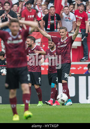 Stuttgart, Allemagne. 09Th avr, 2017. Stefan de Dresde Kutschke (R) célèbre après avoir donné à ses côtés un 2:0 au cours de la 2e Bundesliga allemande match de football entre le VfB Stuttgart et Dynamo Dresde de la Mercedes-Benz Arena de Stuttgart, Allemagne, 02 avril 2017. (CONDITIONS D'EMBARGO - ATTENTION : En raison de la lignes directrices d'accréditation, le LDF n'autorise la publication et l'utilisation de jusqu'à 15 photos par correspondance sur internet et dans les médias en ligne pendant le match.) Photo : Daniel Maurer/dpa/Alamy Live News Banque D'Images