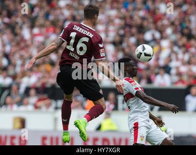 Stuttgart, Allemagne. 09Th avr, 2017. Stuttgart, Ebenezer Ofori (R) et de Dresde de Heise rivalisent pour le ballon pendant le match de football Bundesliga 2 allemande entre le VfB Stuttgart et Dynamo Dresde de la Mercedes-Benz Arena de Stuttgart, Allemagne, 02 avril 2017. (CONDITIONS D'EMBARGO - ATTENTION : En raison de la lignes directrices d'accréditation, le LDF n'autorise la publication et l'utilisation de jusqu'à 15 photos par correspondance sur internet et dans les médias en ligne pendant le match.) Photo : Daniel Maurer/dpa/Alamy Live News Banque D'Images