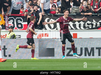 Stuttgart, Allemagne. 09Th avr, 2017. Stefan de Dresde Kutschke (R) célèbre après avoir marqué le point de penalty pour donner à ses côtés un 3:0 au cours de la 2e Bundesliga allemande match de football entre le VfB Stuttgart et Dynamo Dresde de la Mercedes-Benz Arena de Stuttgart, Allemagne, 02 avril 2017. (CONDITIONS D'EMBARGO - ATTENTION : En raison de la lignes directrices d'accréditation, le LDF n'autorise la publication et l'utilisation de jusqu'à 15 photos par correspondance sur internet et dans les médias en ligne pendant le match.) Photo : Daniel Maurer/dpa/Alamy Live News Banque D'Images