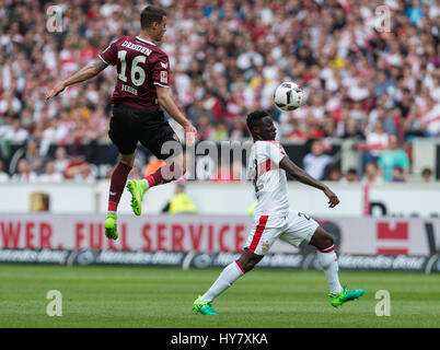 Stuttgart, Allemagne. 09Th avr, 2017. Stuttgart, Ebenezer Ofori (R) sable Dresden's Philip Heise rivalisent pour le ballon pendant le match de football Bundesliga 2 allemande entre le VfB Stuttgart et Dynamo Dresde de la Mercedes-Benz Arena de Stuttgart, Allemagne, 02 avril 2017. (CONDITIONS D'EMBARGO - ATTENTION : En raison de la lignes directrices d'accréditation, le LDF n'autorise la publication et l'utilisation de jusqu'à 15 photos par correspondance sur internet et dans les médias en ligne pendant le match.) Photo : Daniel Maurer/dpa/Alamy Live News Banque D'Images