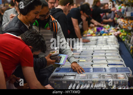 Londres, Royaume-Uni. Le 02 avril 2017. Le marché des jeux de Londres, pour les collectionneurs et les joueurs des jeux rétro. Crédit : Matthieu Chattle/Alamy Live News Banque D'Images