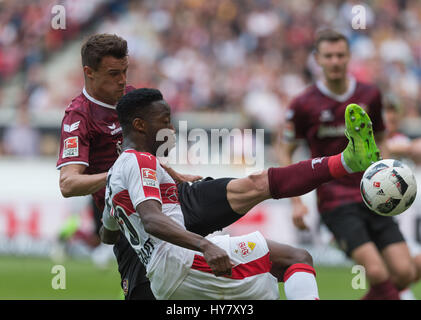 Stuttgart, Allemagne. 09Th avr, 2017. Stuttgart, Carlos Manuel Mane (avant)et Dresde's Philip Heise rivalisent pour le ballon pendant le match de football Bundesliga 2 allemande entre le VfB Stuttgart et Dynamo Dresde de la Mercedes-Benz Arena de Stuttgart, Allemagne, 02 avril 2017. (CONDITIONS D'EMBARGO - ATTENTION : En raison de la lignes directrices d'accréditation, le LDF n'autorise la publication et l'utilisation de jusqu'à 15 photos par correspondance sur internet et dans les médias en ligne pendant le match.) Photo : Daniel Maurer/dpa/Alamy Live News Banque D'Images