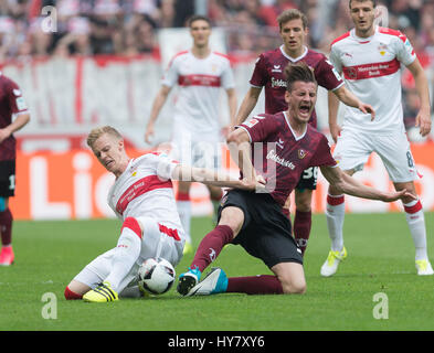 Stuttgart, Allemagne. 09Th avr, 2017. Stuttgart, Timo Baumgartl (L) et Dresde Stefan Kutschke rivalisent pour le ballon pendant le match de football Bundesliga 2 allemande entre le VfB Stuttgart et Dynamo Dresde de la Mercedes-Benz Arena de Stuttgart, Allemagne, 02 avril 2017. (CONDITIONS D'EMBARGO - ATTENTION : En raison de la lignes directrices d'accréditation, le LDF n'autorise la publication et l'utilisation de jusqu'à 15 photos par correspondance sur internet et dans les médias en ligne pendant le match.) Photo : Daniel Maurer/dpa/Alamy Live News Banque D'Images