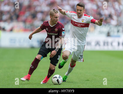 Stuttgart, Allemagne. 09Th avr, 2017. Stuttgart, Christian Gentner (R) et de Dresde est Marvin Stefaniak eddv pour le bal au cours de la 2e Bundesliga allemande match de football entre le VfB Stuttgart et Dynamo Dresde de la Mercedes-Benz Arena de Stuttgart, Allemagne, 02 avril 2017. (CONDITIONS D'EMBARGO - ATTENTION : En raison de la lignes directrices d'accréditation, le LDF n'autorise la publication et l'utilisation de jusqu'à 15 photos par correspondance sur internet et dans les médias en ligne pendant le match.) Photo : Daniel Maurer/dpa/Alamy Live News Banque D'Images