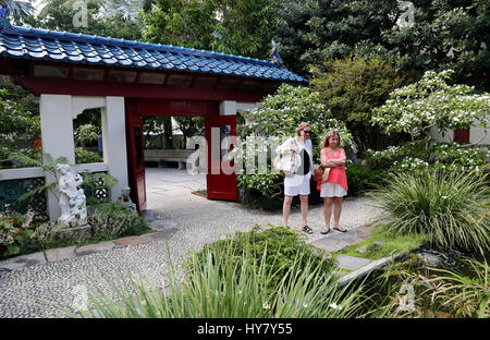 (170402) -- PALM BEACH, 2 avril 2017 (Xinhua) -- les gens visiter le jardin chinois au Palm Beach, la Société des quatre Arts dans l'île de Palm Beach, États-Unis, le 24 mars 2017. Depuis sa construction en 1938, le jardin botanique conçu par Mme Lorenzo Woodhouse ont servi de guide aux nouveaux propriétaires en quête d'inspiration pour l'aménagement paysager de leurs propres maisons. À seulement cinq minutes de route, à Norton Museum of Art à West Palm Beach, une exposition chinoise est également impressionner ses visiteurs. (Xinhua/Wang Ying) (zy) Banque D'Images