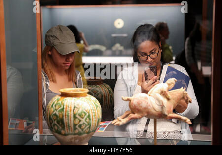 (170402) -- PALM BEACH, 2 avril 2017 (Xinhua) -- Les gens visitent une exposition chinoise permanente au Norton Museum of Art à West Palm Beach, États-Unis, le 21 mars 2017. Depuis sa construction en 1938, le jardin botanique conçu par Mme Lorenzo Woodhouse ont servi de guide aux nouveaux propriétaires en quête d'inspiration pour l'aménagement paysager de leurs propres maisons. À seulement cinq minutes de route, à Norton Museum of Art à West Palm Beach, une exposition chinoise est également impressionner ses visiteurs. (Xinhua/Wang Ying) (zy) Banque D'Images