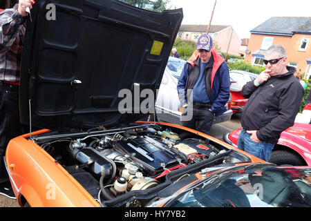 Vitesse Bromyard Herefordshire, Festival, UK - Dimanche 2 Avril 2017 - Les fans de voiture et pilotes virtuels inspecter le moteur d'une Alfa Romeo 1972 Montréal. Photo Steven Mai / Alamy Live News Banque D'Images