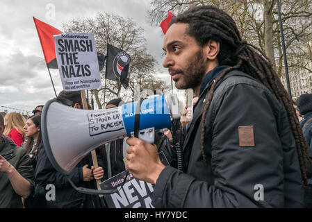 Londres, Royaume-Uni. 1er avril 2017. Londres, Royaume-Uni. 1er avril 2017. La police de Londres, Réseau antifasciste et antifascistes s'unir contre le fascisme (UAF) supporters qui étaient venus pour montrer leur opposition à l'EDL et la Grande-Bretagne Premier loin mais en vue de l'EDL et la Grande-Bretagne Premier rallyes. Ils accusent l'extrême droite à l'aide de l'attaque pour alimenter leur anti-islamisme et anti-migrants de la propagande raciste. Il y a eu environ deux fois plus d'anti-fascistes comme l'aile droite des groupes combinés et ils ont maintenu leur opposition à scander le racisme et le fascisme. Peter Marshall (ImagesLive Image Crédit : © Peter Mar Banque D'Images