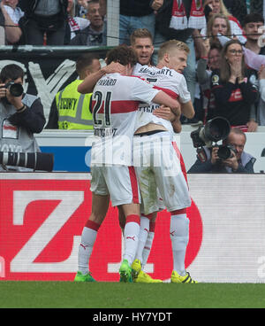 Stuttgart, Allemagne. 09Th avr, 2017. Simon Stuttgarts Terrode (C) célèbre avec Banjamin Pavard (L) et Timo Baumgartl au cours de la 2e Bundesliga allemande match de football entre le VfB Stuttgart et Dynamo Dresde de la Mercedes-Benz Arena de Stuttgart, Allemagne, 02 avril 2017. (CONDITIONS D'EMBARGO - ATTENTION : En raison de la lignes directrices d'accréditation, le LDF n'autorise la publication et l'utilisation de jusqu'à 15 photos par correspondance sur internet et dans les médias en ligne pendant le match.) Photo : Daniel Maurer/dpa/Alamy Live News Banque D'Images