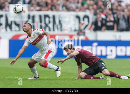 Stuttgart, Allemagne. 09Th avr, 2017. Stuttgart, Julien Green (L) et le Nils Teixeira rivalisent pour le ballon pendant le match de football Bundesliga 2 allemande entre le VfB Stuttgart et Dynamo Dresde de la Mercedes-Benz Arena de Stuttgart, Allemagne, 02 avril 2017. (CONDITIONS D'EMBARGO - ATTENTION : En raison de la lignes directrices d'accréditation, le LDF n'autorise la publication et l'utilisation de jusqu'à 15 photos par correspondance sur internet et dans les médias en ligne pendant le match.) Photo : Daniel Maurer/dpa/Alamy Live News Banque D'Images