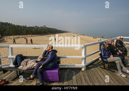 Gdansk, Pologne. 09Th avr, 2017. Les gens enjoing beau temps, à l'embarcadère de Gdansk Brzezno, sur la côte de la mer Baltique sont vus à Gdansk, Pologne le 2 avril 2017 . Avec des températures proches de 20 degrés Celsius, le ressort definetly est venu de Pologne. Les météorologues prévoient quelques jours de beau temps en Espagne Credit : Michal Fludra/Alamy Live News Banque D'Images