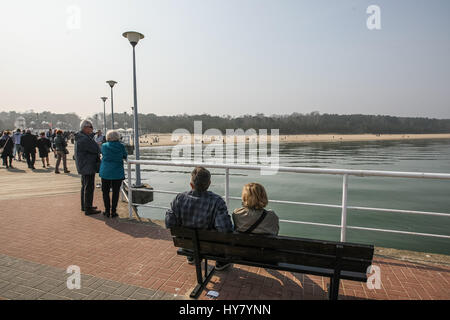 Gdansk, Pologne. 09Th avr, 2017. Les gens enjoing beau temps, à l'embarcadère de Gdansk Brzezno, sur la côte de la mer Baltique sont vus à Gdansk, Pologne le 2 avril 2017 . Avec des températures proches de 20 degrés Celsius, le ressort definetly est venu de Pologne. Les météorologues prévoient quelques jours de beau temps en Espagne Credit : Michal Fludra/Alamy Live News Banque D'Images