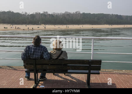 Gdansk, Pologne. 09Th avr, 2017. Les gens enjoing beau temps, à l'embarcadère de Gdansk Brzezno, sur la côte de la mer Baltique sont vus à Gdansk, Pologne le 2 avril 2017 . Avec des températures proches de 20 degrés Celsius, le ressort definetly est venu de Pologne. Les météorologues prévoient quelques jours de beau temps en Espagne Credit : Michal Fludra/Alamy Live News Banque D'Images