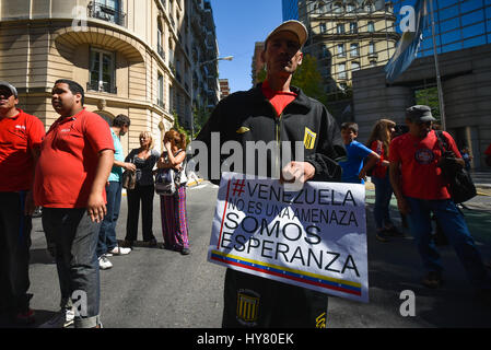 Buenos Aires, Argentine. 1er avril 2017. Demo près du ministère des Affaires étrangères de l'Argentine au cours d'une réunion de l'union commerciale du Mercosur a appelé à discuter de la crise politique au Venezuela. Crédit : Anton/Velikzhanin Alamy Live News Banque D'Images