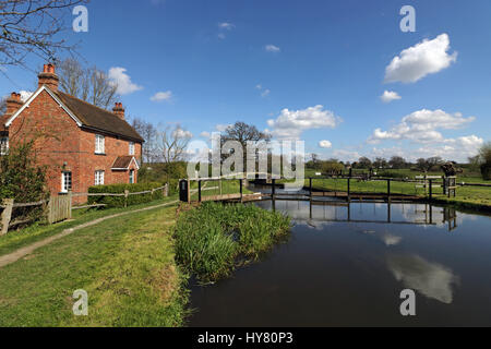 Wey Navigations, Ripley, Surrey, UK. 2ème apr 2017. Papercourt verrou sur la Wey Navigations près de Ripley, dans le Surrey, dans un soleil radieux. Credit : Julia Gavin UK/Alamy Live News Banque D'Images