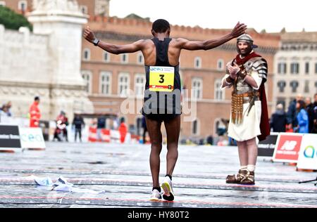 (170402) -- ROME, 2 avril 2017 (Xinhua) -- l'Athlète éthiopien Shura Kitata Tola célèbre après qu'il passe la ligne d'arrivée à la 23e Marathon de Rome en Italie, le 2 avril 2017. L'Athlète éthiopien Tola Shura Kitata a remporté la première place du groupe d'hommes avec le temps de 2 heures, 7 minutes et 27 secondes. L'Athlète éthiopien Chota Rahma Tusa a remporté la première place des femmes du groupe avec le temps de 2 heures, 27 minutes et 23 secondes. (Xinhua/Jin Yu) Banque D'Images