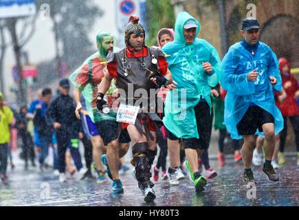 (170402) -- ROME, 2 avril 2017 (Xinhua) -- porteur exécuter dans de fortes pluies au cours de la 23e Marathon de Rome en Italie, le 2 avril 2017. (Xinhua/Jin Yu) Banque D'Images