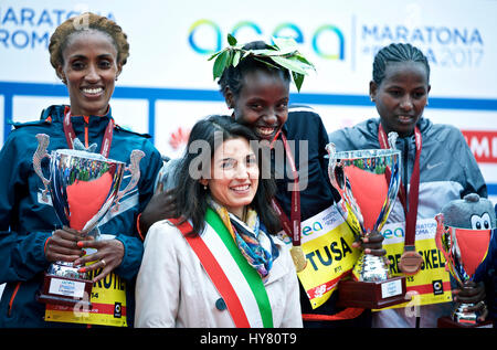 (170402) -- ROME, 2 avril 2017 (Xinhua) -- (de G à D) médaillé d'argent, athlète éthiopien Shankutie Mestawot Tadesse, médaillé d'or de l'Athlète éthiopien Chota Rahma Tusa et médaillé de bronze, athlète éthiopien 110778 Tekulu Gebremeskel du groupe de femmes posent sur le podium avec le maire de Rome Virginia Raggi (avant) au cours de la 23e Marathon de Rome en Italie, le 2 avril 2017. L'Athlète éthiopien Tola Shura Kitata a remporté la première place du groupe d'hommes avec le temps de 2 heures, 7 minutes et 27 secondes. L'Athlète éthiopien Chota Rahma Tusa a remporté la première place des femmes du groupe avec le temps de 2 heures, 27 m Banque D'Images