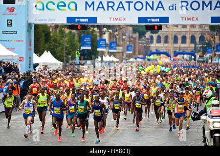 (170402) -- ROME, 2 avril 2017 (Xinhua) -- porteur commencer pendant le 23e Marathon de Rome en Italie, le 2 avril 2017. (Xinhua/Jin Yu) Banque D'Images