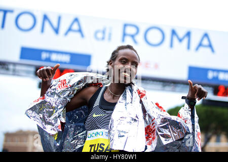 (170402) -- ROME, 2 avril 2017 (Xinhua) -- l'Athlète éthiopien Chota Rahma Tusa franchit la ligne d'arrivée au cours de la 23e Marathon de Rome en Italie, le 2 avril 2017. L'Athlète éthiopien Tola Shura Kitata a remporté la première place du groupe d'hommes avec le temps de 2 heures, 7 minutes et 27 secondes. L'Athlète éthiopien Chota Rahma Tusa a remporté la première place des femmes du groupe avec le temps de 2 heures, 27 minutes et 23 secondes. (Xinhua/Jin Yu) Banque D'Images