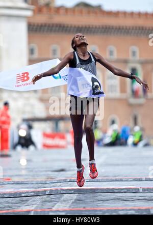 (170402) -- ROME, 2 avril 2017 (Xinhua) -- l'Athlète éthiopien Chota Rahma Tusa franchit la ligne d'arrivée au cours de la 23e Marathon de Rome en Italie, le 2 avril 2017. L'Athlète éthiopien Tola Shura Kitata a remporté la première place du groupe d'hommes avec le temps de 2 heures, 7 minutes et 27 secondes. L'Athlète éthiopien Chota Rahma Tusa a remporté la première place des femmes du groupe avec le temps de 2 heures, 27 minutes et 23 secondes. (Xinhua/Jin Yu) Banque D'Images