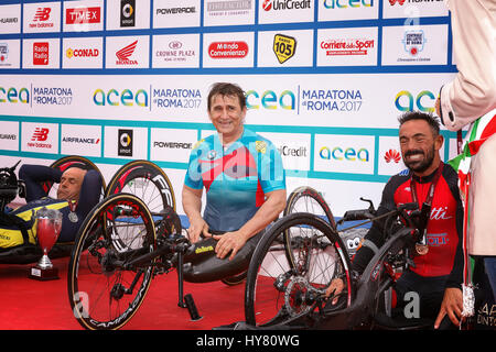 Rome, Italie. 09Th avr, 2017. Alex Zanardi, est le gagnant de la course de vélo à main 23e Marathon de Rome. Ensemble sur scène pour la deuxième place, Cratassa Mauro (à gauche) et le troisième prix Giagnoni chrétien. Credit : Polifoto/Alamy Live News Banque D'Images