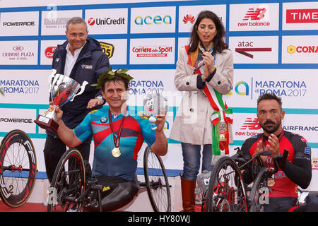 Rome, Italie. 09Th avr, 2017. Alex Zanardi, est le gagnant de la course de vélo à main 23e Marathon de Rome. Ensemble sur scène avec le maire Virginie Raggi pendant la cérémonie de remise des prix. Credit : Polifoto/Alamy Live News Banque D'Images