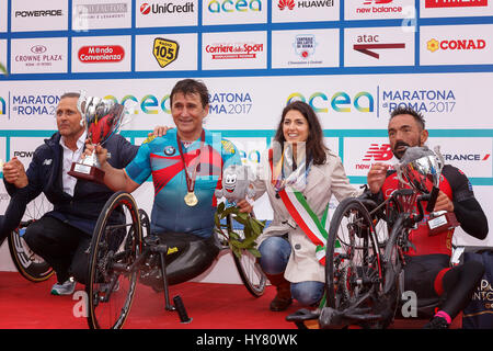 Rome, Italie. 09Th avr, 2017. Alex Zanardi, est le gagnant de la course de vélo à main 23e Marathon de Rome. Ensemble sur scène avec le maire Virginie Raggi pendant la cérémonie de remise des prix. Credit : Polifoto/Alamy Live News Banque D'Images