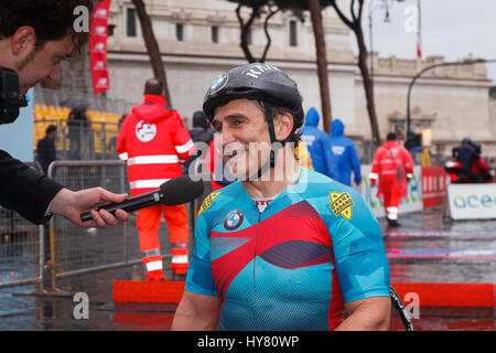 Rome, Italie. 09Th avr, 2017. Alex Zanardi, est le gagnant de la course de vélo à main 23e Marathon de Rome. Zanardi arrivée à la ligne d'arrivée sous la pluie. Credit : Polifoto/Alamy Live News Banque D'Images