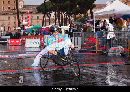 Rome, Italie. 09Th avr, 2017. Alex Zanardi, est le gagnant de la course de vélo à main 23e Marathon de Rome. Zanardi arrivée à la ligne d'arrivée sous la pluie. Credit : Polifoto/Alamy Live News Banque D'Images